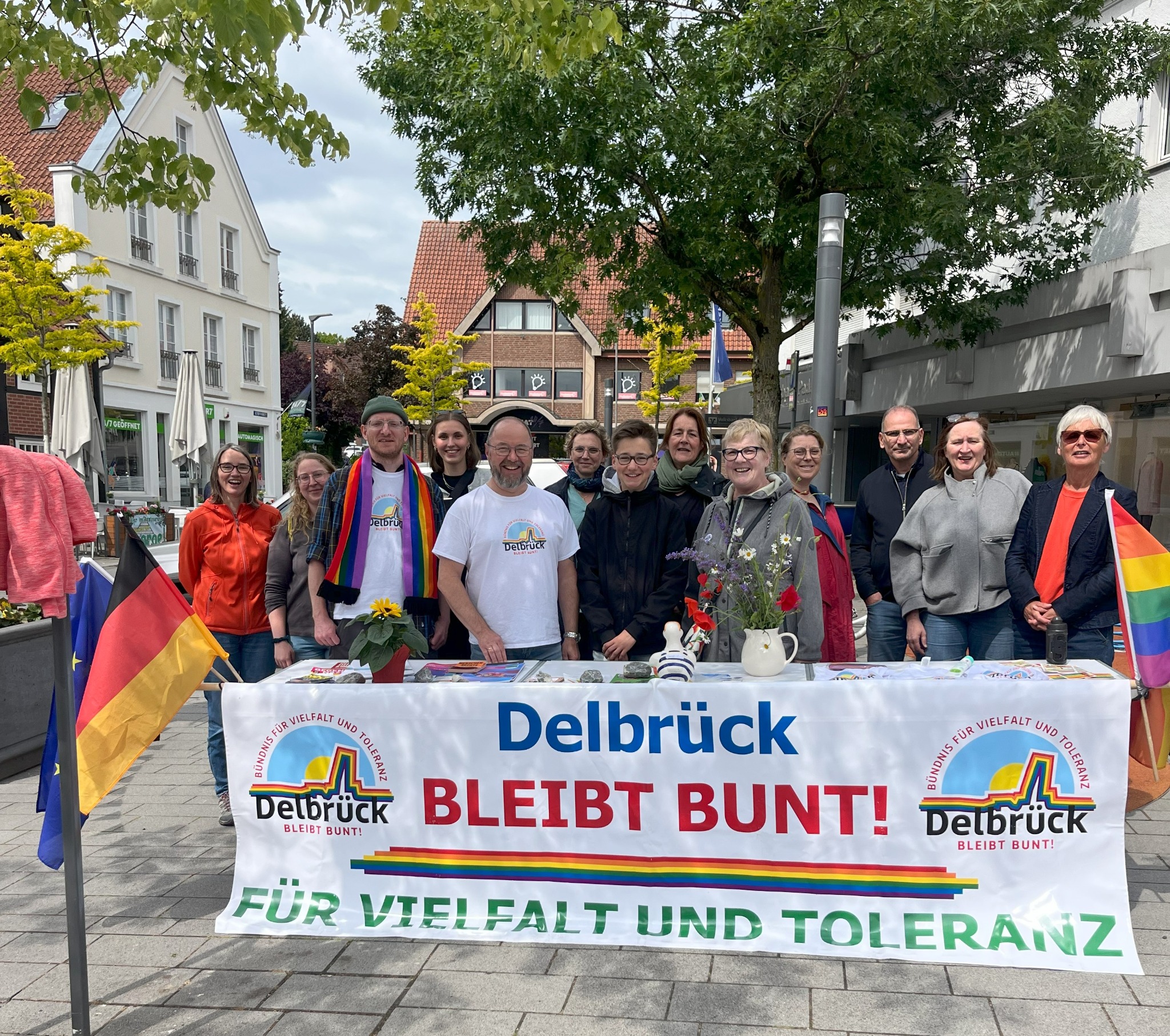 Mitglieder von Delbrück bleibt bunt am Infostand im Mai 2025