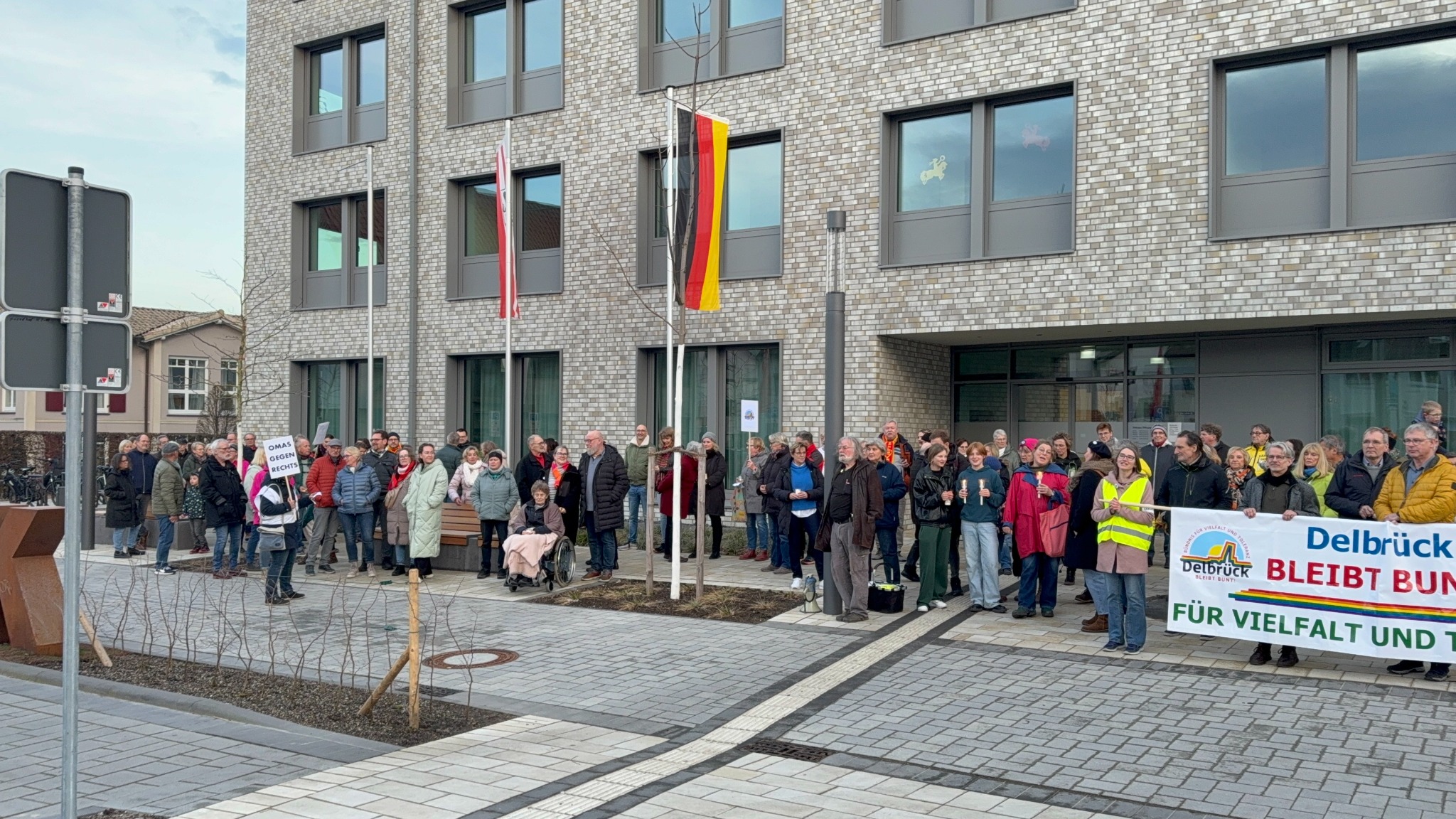 Menschenkette um das Delbrücker Rathaus