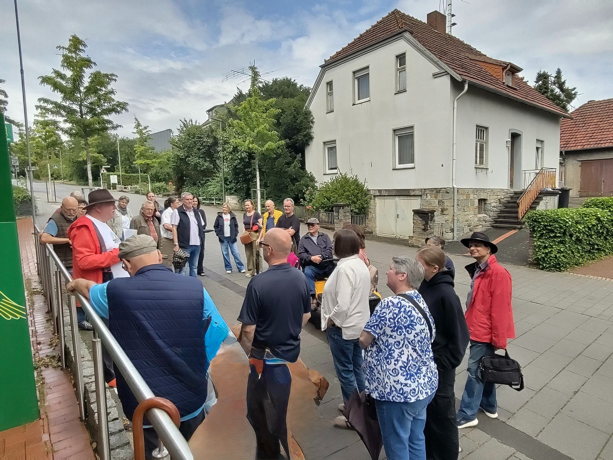 Gruppe bei einer Stadtführung zur Delbrücker Geschichte